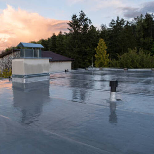 Flat roof covered with bitumen membrane